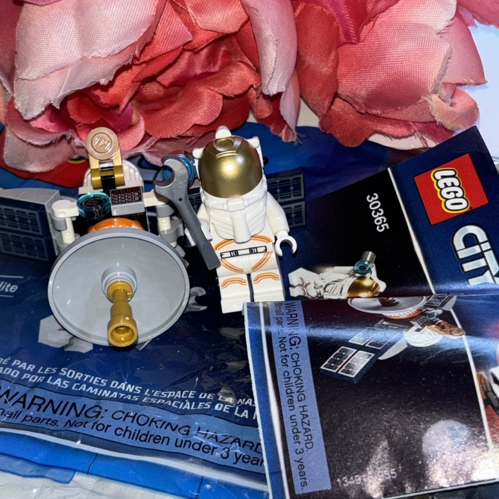 Lego City 30364 Astronaut gold face shield LEGO CITY: Space Satellite Minifig